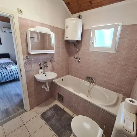 House Beachfront Delight بيت للعطل