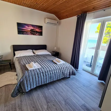 House Beachfront Delight Neviđane