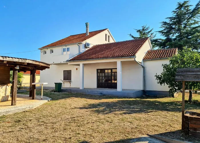 House Beachfront Delight 펜션 Neviđane