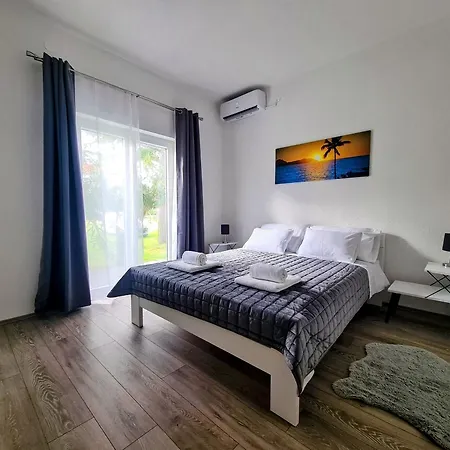 House Beachfront Delight